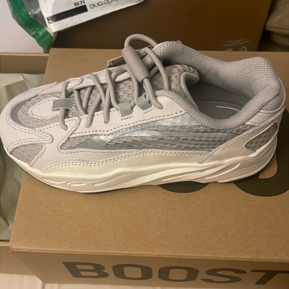 YEEZY BOOST 700 V2 Kids Youth Size 13K NWT